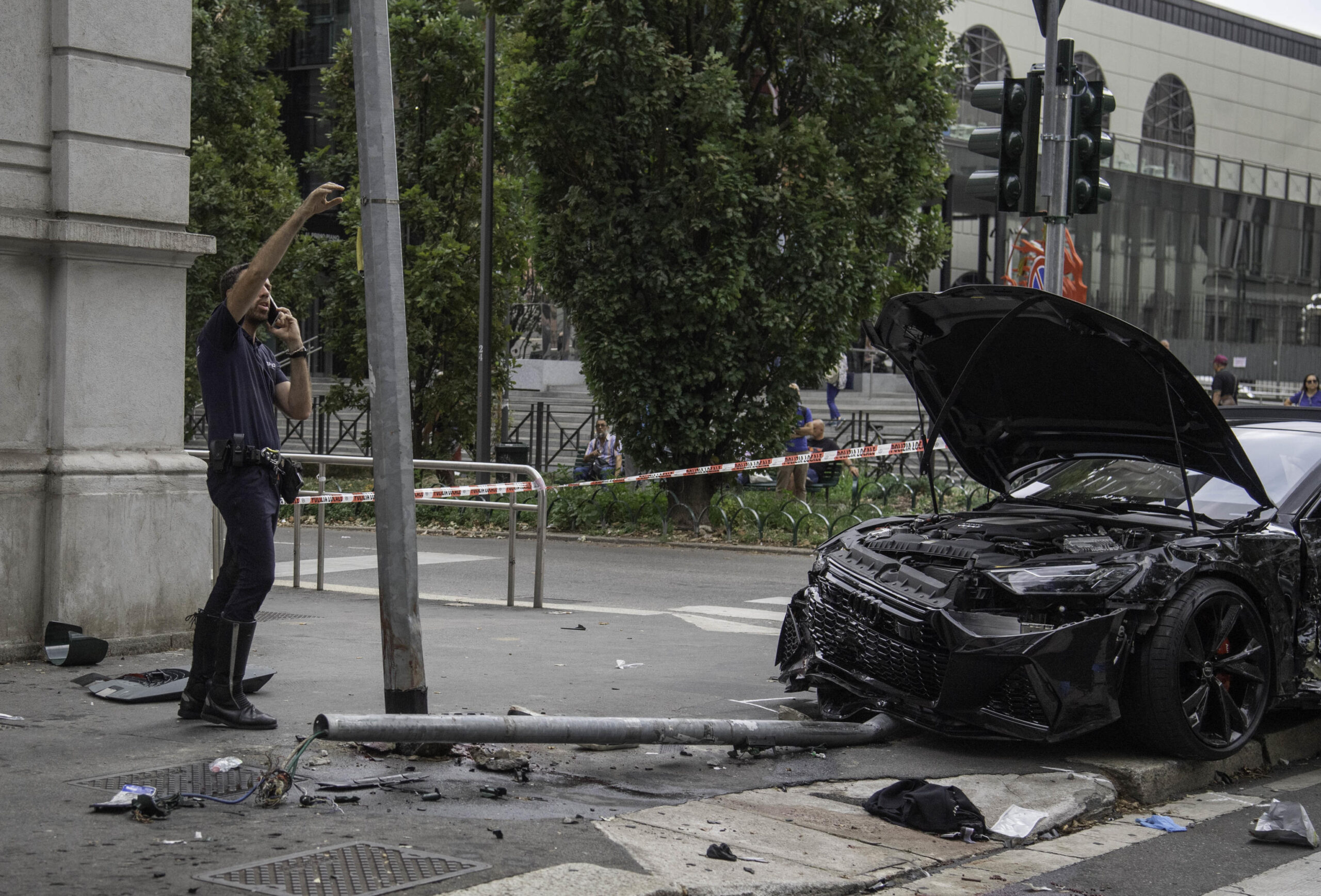 Incidente In Viale Umbria A Milano Morto Il 18enne Schiacciato Contro