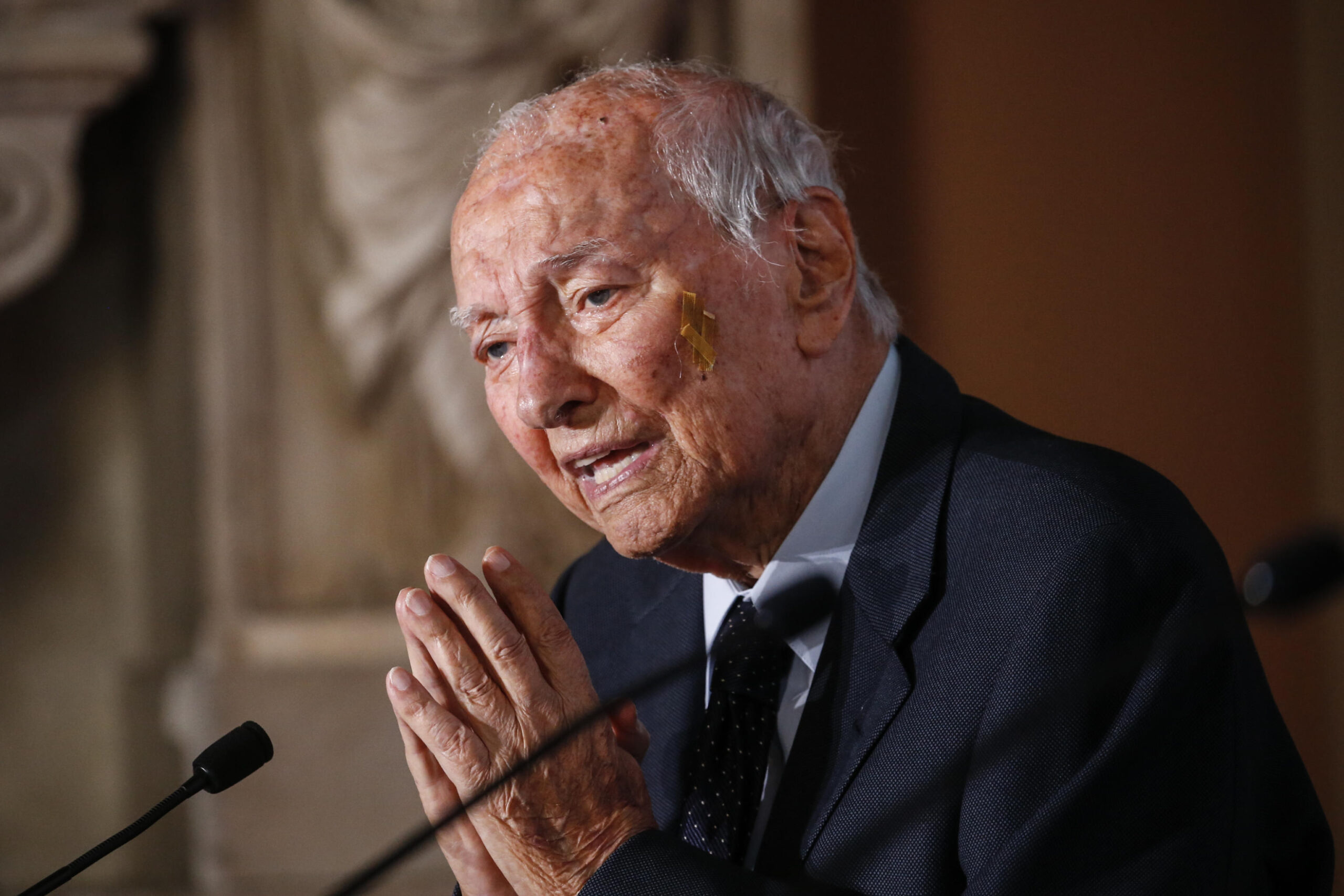 Piero Angela causa morte, malattia, moglie, figli e biografia del divulgatore scientifico • TAG24 Piero Angela causa morte, malattia, moglie, figli e biografia del divulgatore scientifico • TAG24