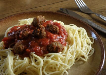 Spaghetti meatballs: come si preparano? Quali sono gli ingredienti? Il dubbio se siano stati ideati dagli italiani o dagli americani rimane.