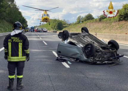 Sull'autostrada A1 Milano-Napoli, nel tratto tra Frosinone e Ceprano verso Napoli, un incidente stradale fra due auto ha causato una lunga coda e l'intervento dei sanitari.