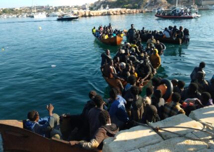 Momenti di tensione oggi 13 settembre sul molo Favaloro, a Lampedusa. Diversi migranti da poco sbarcati hanno cercato di superare il cordone di sicurezza organizzato dalle Forze dell'Ordine: ci sono proteste sulle condizioni di vita nell'hotspot.