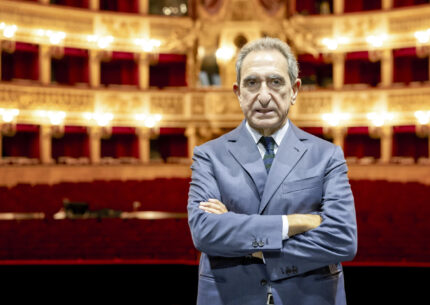 Carlo Fuortes, nominato poco tempo fa sovrintendente del teatro San Carlo di Napoli, resta al suo posto nonostante l'ordine di reintegro del precedente direttore. Si attende un ricorso in tribunale.