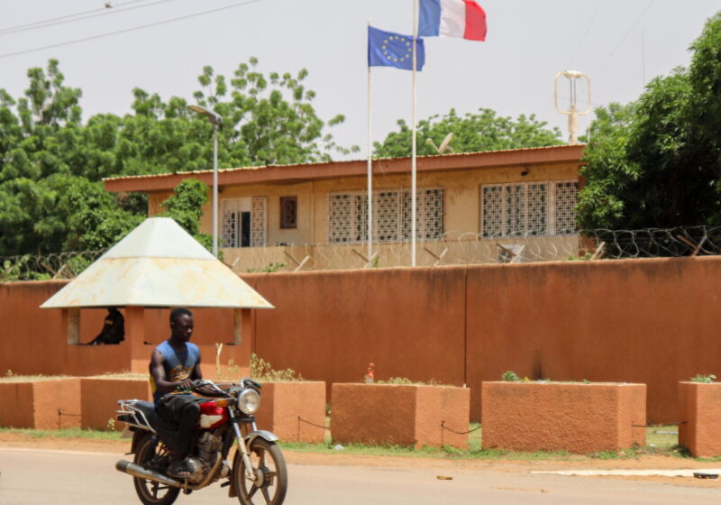 Sylvain Itté, ambasciatore francese in Niger, è stato rapito dalle forze ribelli e tenuto ostaggio nell'ambasciata transalpina. Il presidente Macron ha espresso tutta la sua preoccupazione.