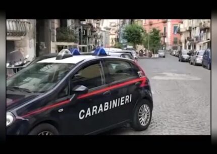 A Ponticelli, un quartiere di Napoli, un 15enne è stato pugnalato alla coscia all'interno di una scuola. Sul posto indagano i Carabinieri.