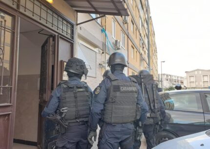 A Tor Bella Monaca, quartiere di Roma, c'è un'altra operazione interforze da parte delle Forze dell'Ordine. Obiettivo delle perquisizioni stupefacenti e armi.
