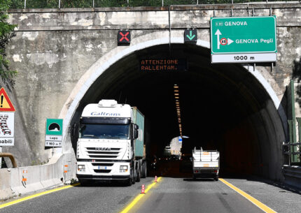 Stamattina sulla A10, in direzione Genova, una cisterna si è ribaltata ed è stato necessario il travaso del contenuto di GPL. Fermata la circolazione, traffico in tilt.
