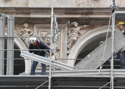 La Guardia di Finanza ha indagato 33 persone e sequestrato beni per 12 milioni di euro a causa di una truffa con il bonus edilizio. Il fatto è avvenuto in provincia di Lecce.