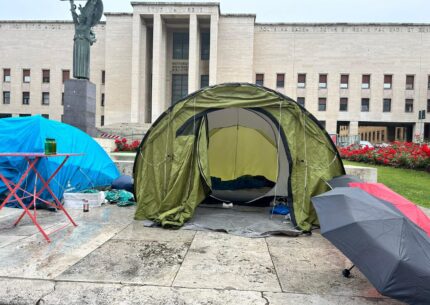 Davanti alla Sapienza a Roma sono tornati a protestare gli studenti a causa del caro affitto. In esclusiva alcune interviste a studenti che stanno protestando in tenda davanti l'università.