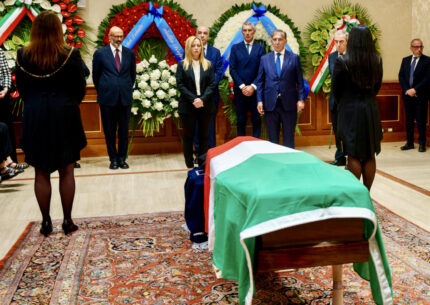 Il funerale di Giorgio Napolitano si terranno oggi 26 settembre a partire dalle 11:30. Allestisti due maxischermi per seguire la cerimonia: ecco dove vedere il funerale in tv ed in streaming.