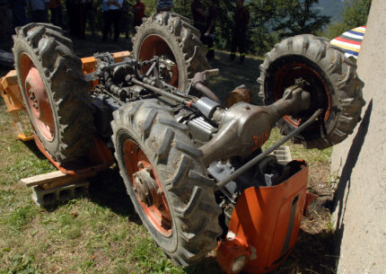 In provincia di Latina, a Priverno, ennesimo incidente sul lavoro oggi 29 settembre: un 24enne rimane schiacciato dal suo trattore mentre lavorava in un campo. Inutili i soccorsi.