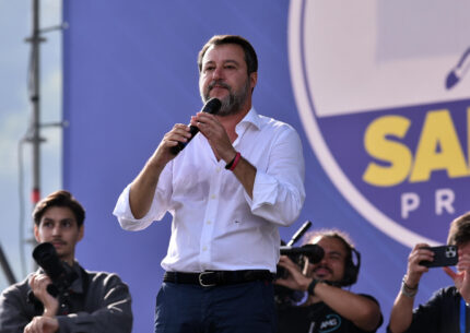 Il vicepremier e Ministro per le Infrastrutture Matteo Salvini ha ricevuto sui social minacce di morte ed è stato chiamato "primo camorrista d'Italia". Lui annuncia: "Non ho paura e querelo".