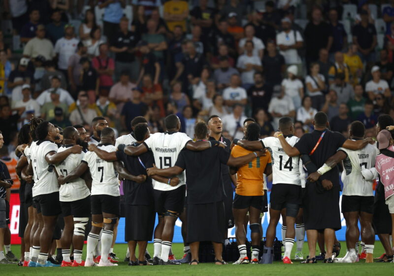 I figiani in preghiera dopo aver battuto l'Australia alla Rugby World Cup