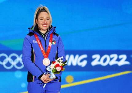 La pattinatrice Francesca Lollobrigida sul podio olimpico di Pechino