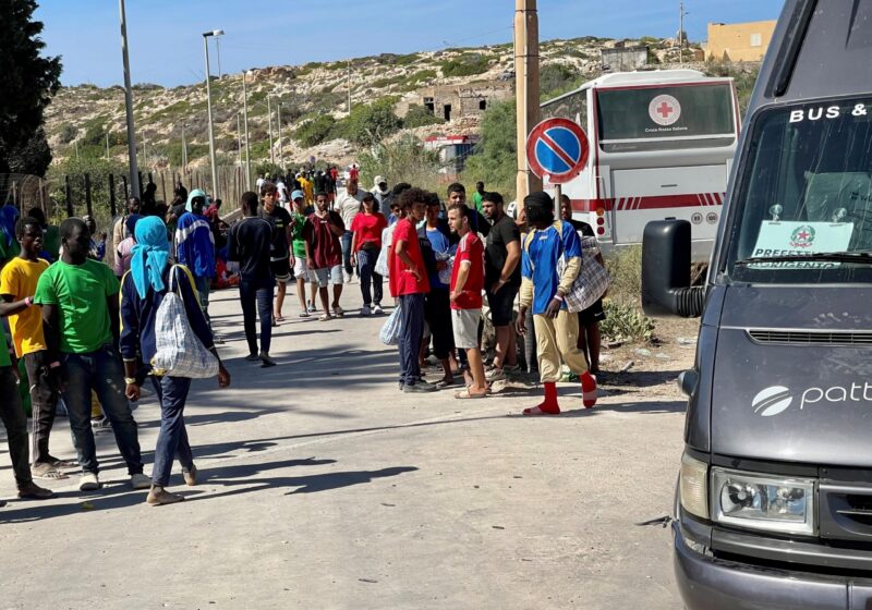 I migranti a Lampedusa attendono di essere smistati