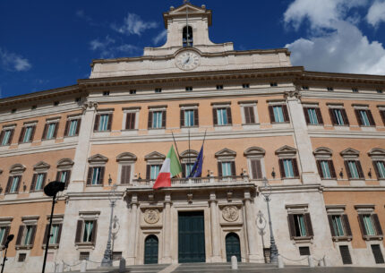 Bandiere a mezz'asta a Montecitorio per la morte del Presidente emerito della Repubblica, Giorgio Napolitano.