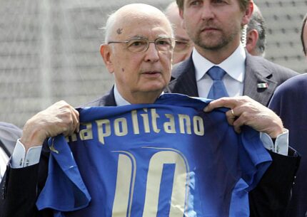 Il Presidente emerito della Repubblica, Giorgio Napolitano, in posa con la maglia azzurra del trionfo a Berlino