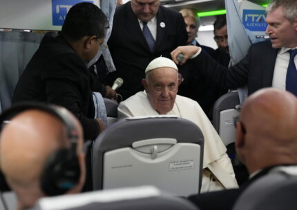 Papa Francesco sul volo di ritorno da Marsiglia