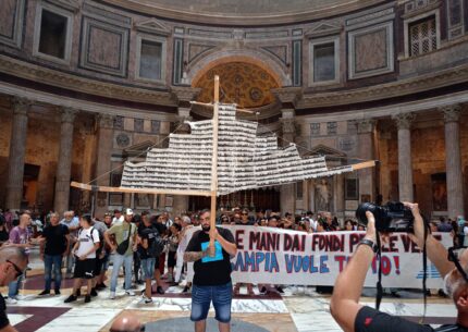 I manifestanti del Comitato delle Vele di Scampia protestano al Pantheon