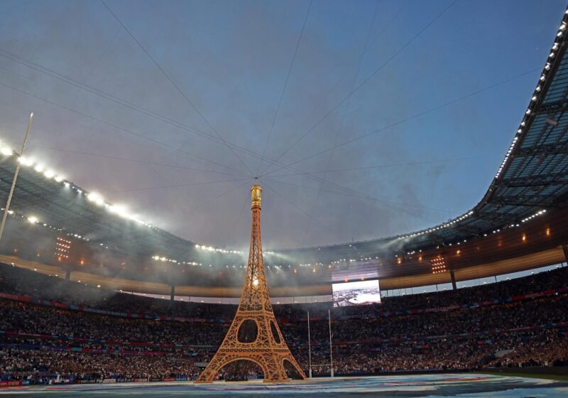 La Torre Eiffel al centro dello Stade de France