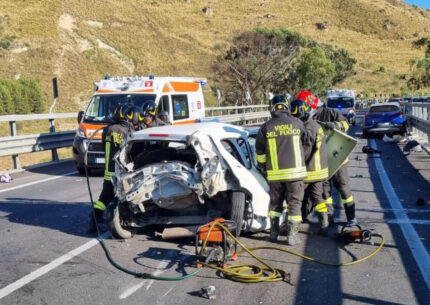 A Foggia, tra via Natola e via Grassi, ci sono stati stamattina due incidenti stradali allo stesso incrocio: 4 auto coinvolte, ma nessun ferito.