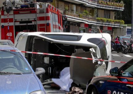 A Borgo a Mozzano, provincia di Lucca, un'auto con a bordo due persone si ribalta e finisce nel greto di un fiume. Una donna incinta è stata portata in elisoccorso in ospedale.