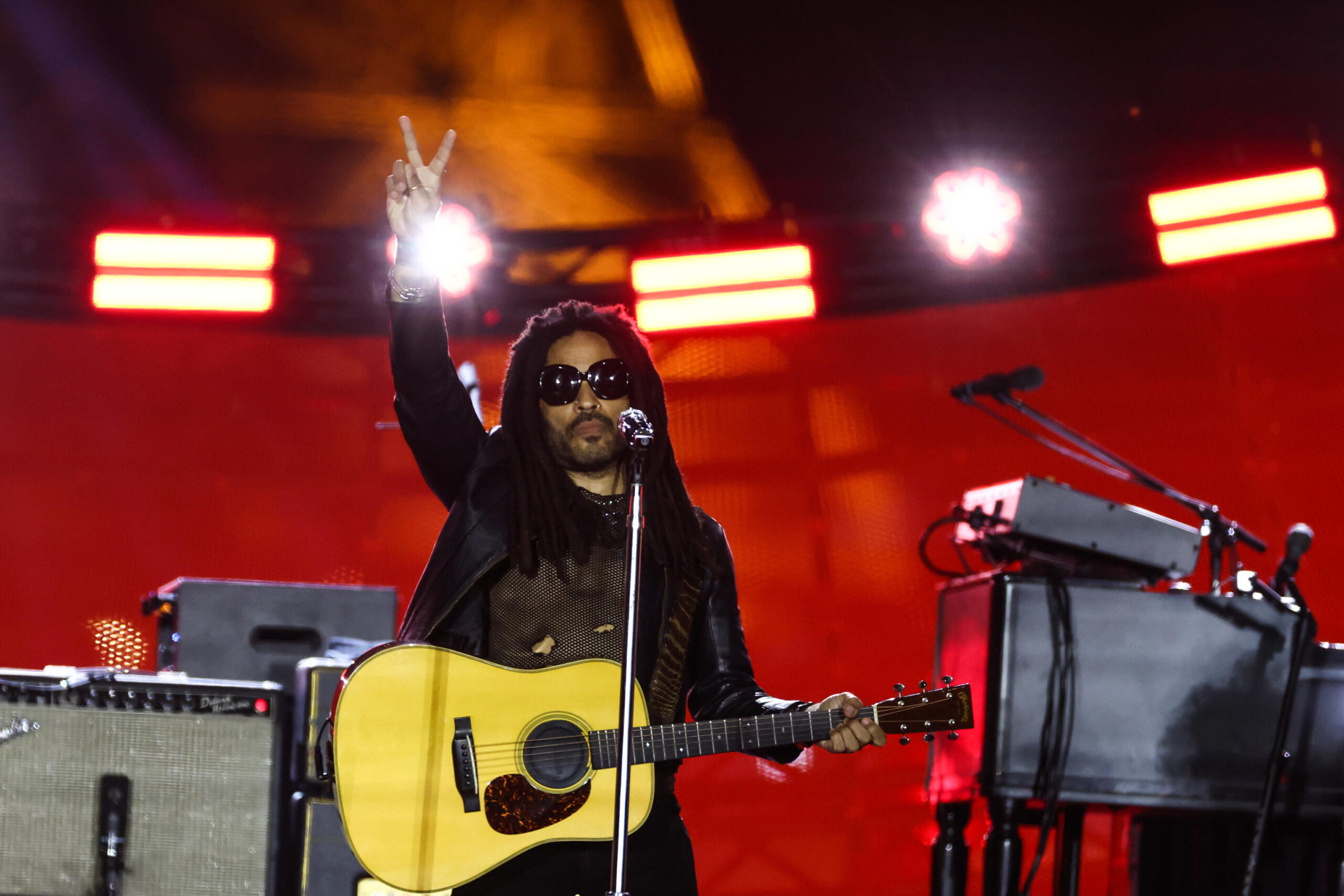 lenny-kravitz-nel-video-del-nuovo-singolo-nudo-ed-entra-in-tendenza