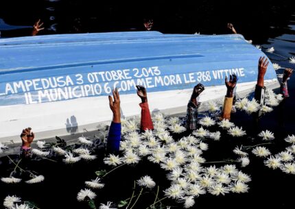 L'installazione artistica in Darsena, a Milano, per ricordare le vittime di Lampedusa del 3 ottobre 2013