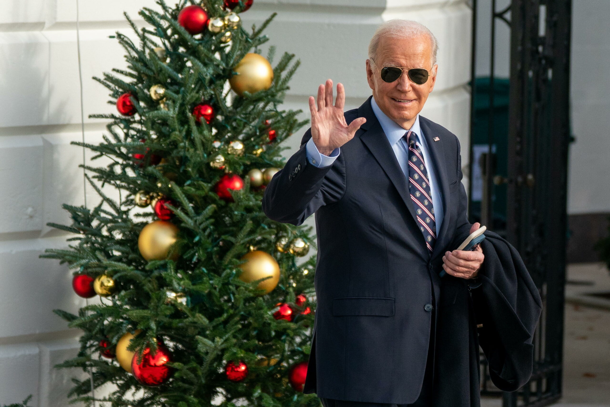 Il presidente degli Stati Uniti, Joe Biden, contestato dagli stagisti alla Casa Bianca: