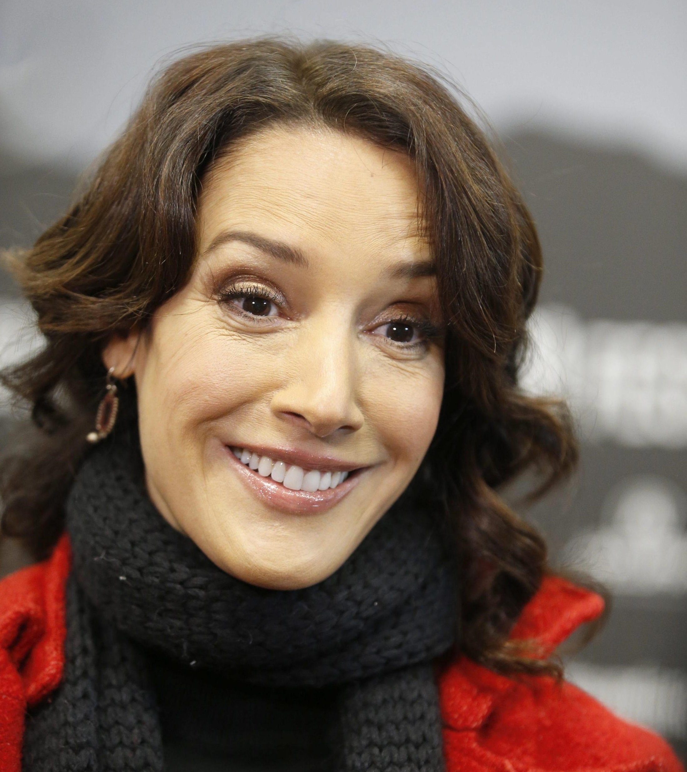 Jennifer Beals compie 60 anni, fece sognare una generazione sulle ali di "Flashdance". Tante le