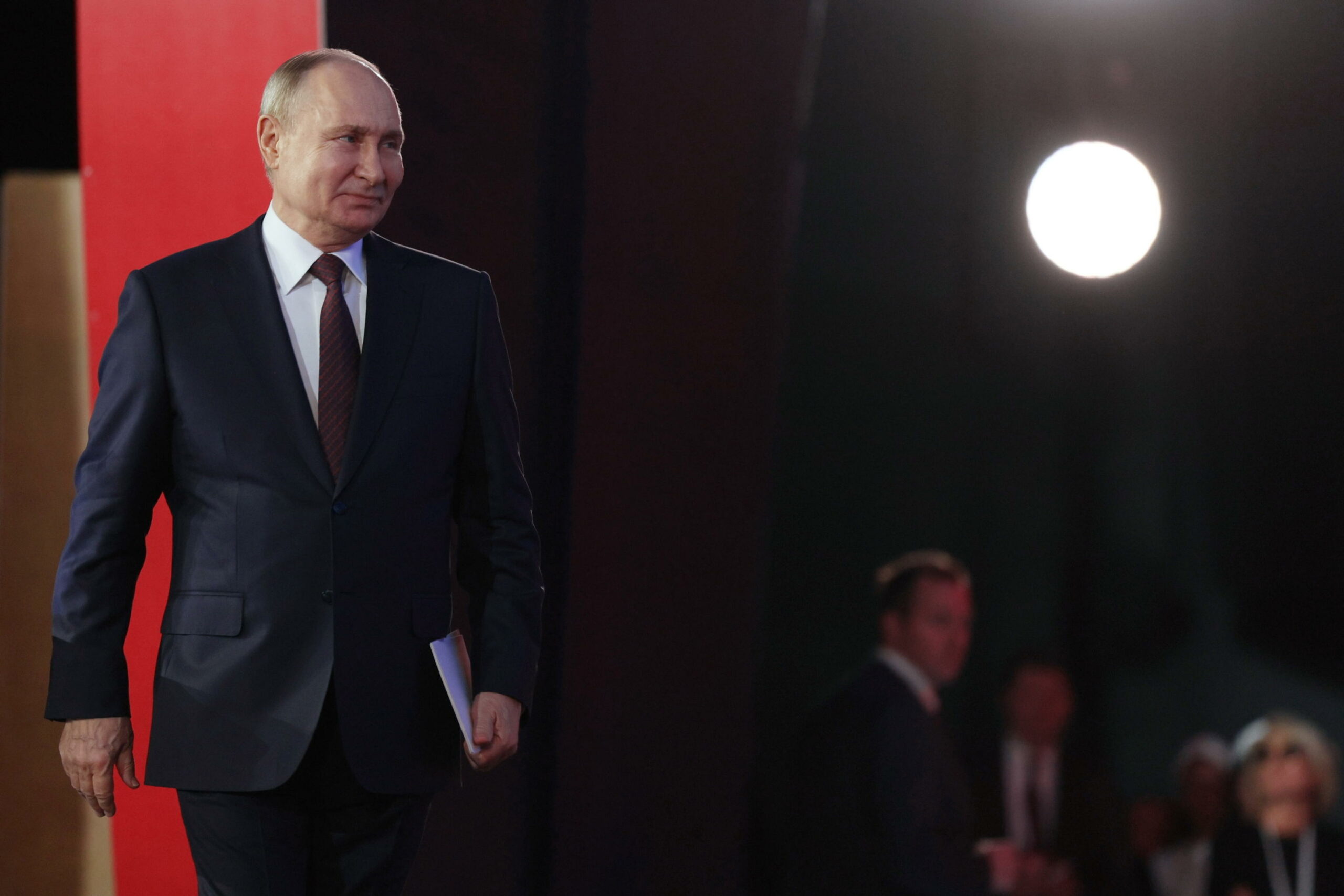 Il presidente della Russia Vladimir Putin ha incaricato il proprio governo ed il Ministro degli Esteri di preparare delle leggi contro le espulsioni che i paesi baltici hanno applicato a diversi cittadini russi. Si teme un'escalation nell'area baltica.
