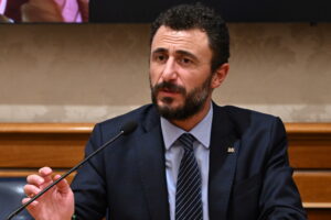 Il grande ritorno di Emanuele Pozzolo alla Camera dei Deputati: "Non mi sento scaricato e non mi risulta Fratelli d'Italia mi voglia espellere" | VIDEO