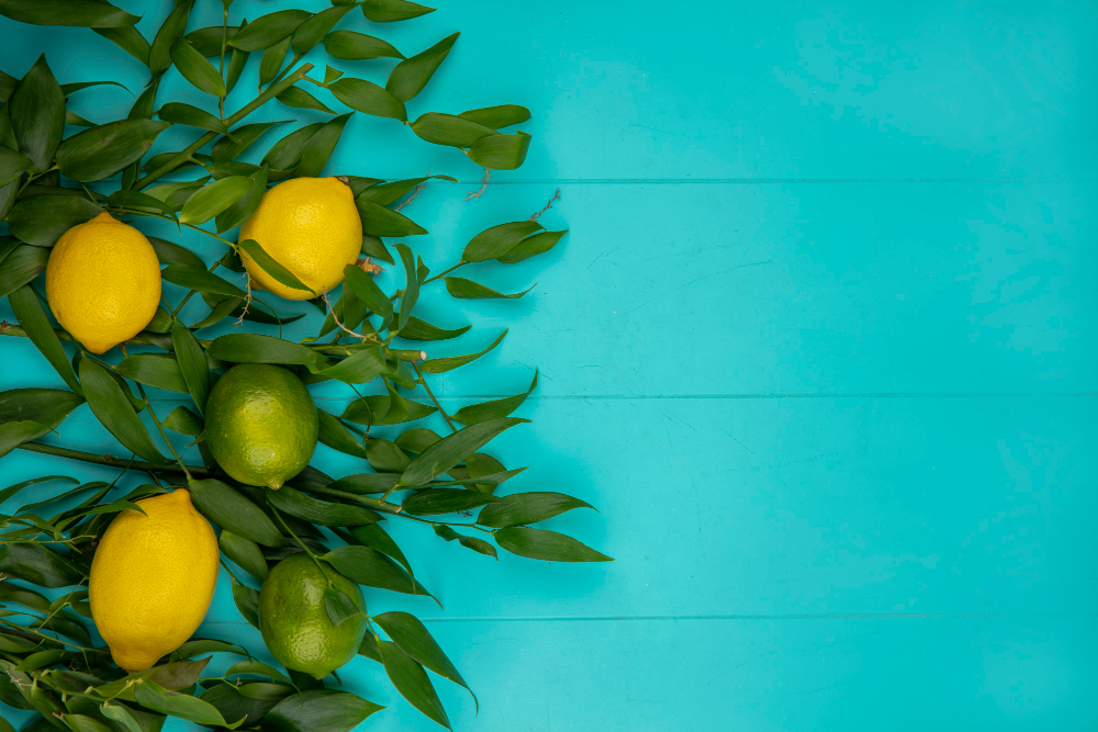 Девять лимонов. Лимоны. Листья лимона. Желто-зеленый лимон. Лимоны на голубом фоне.
