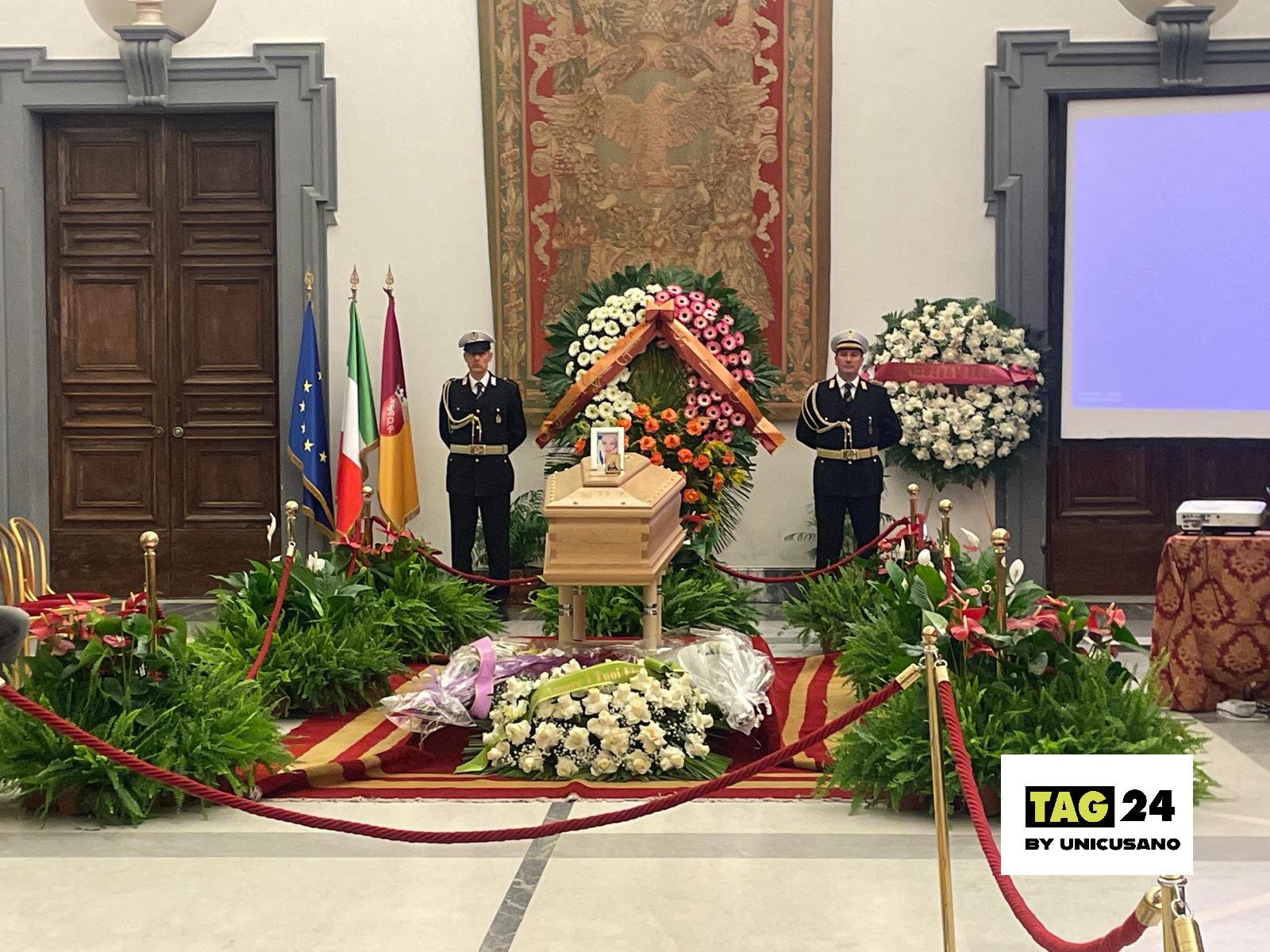 L'attesa del feretro di Sandra Milo