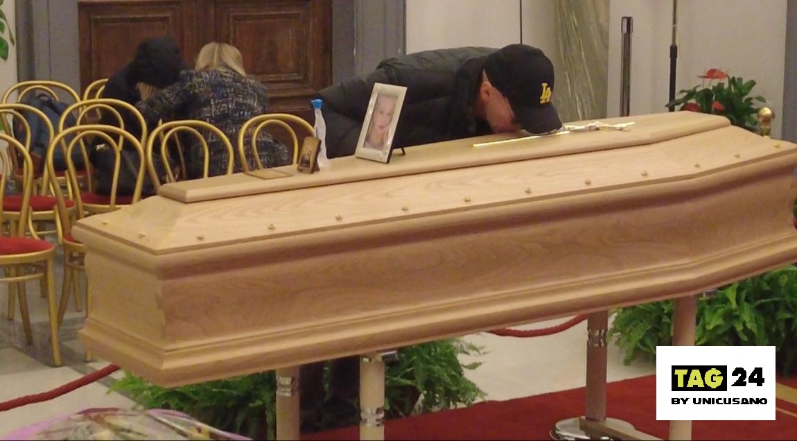 L'attesa del feretro di Sandra Milo