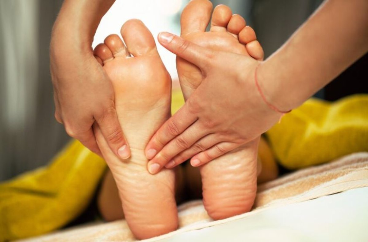 A cosa fa bene il massaggio ai piedi? Come farlo al meglio per ottenere  benefici TAG24