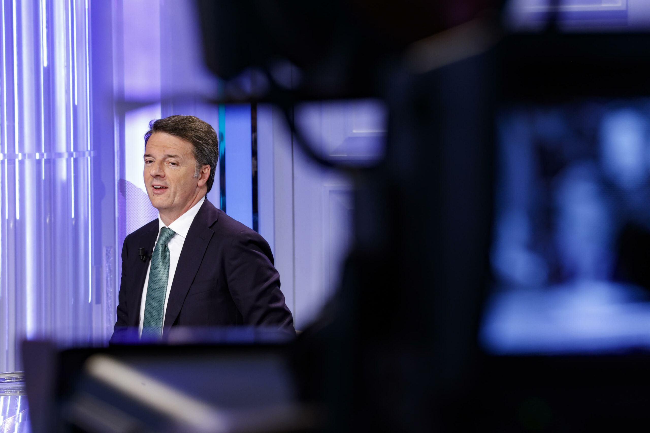 Il leader di Italia Viva, Matteo Renzi, lancia un forte endorsement a Mario Draghi come possibile successore di Ursula von der Leyen, le cui politiche sono nettamente bocciate dall'ex premier.