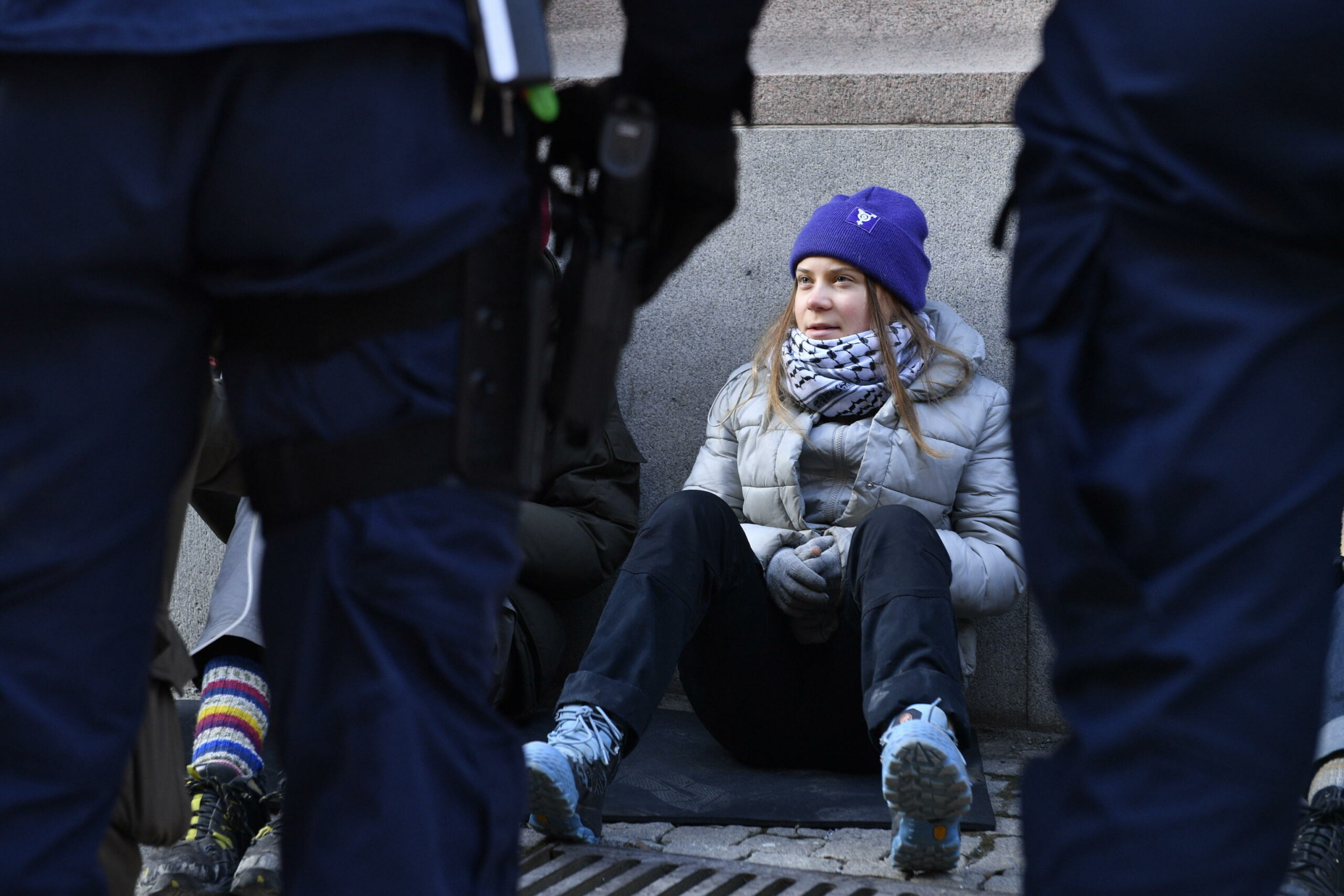 Stoccolma, Greta Thunberg protesta per il clima e blocca il Parlamento ...