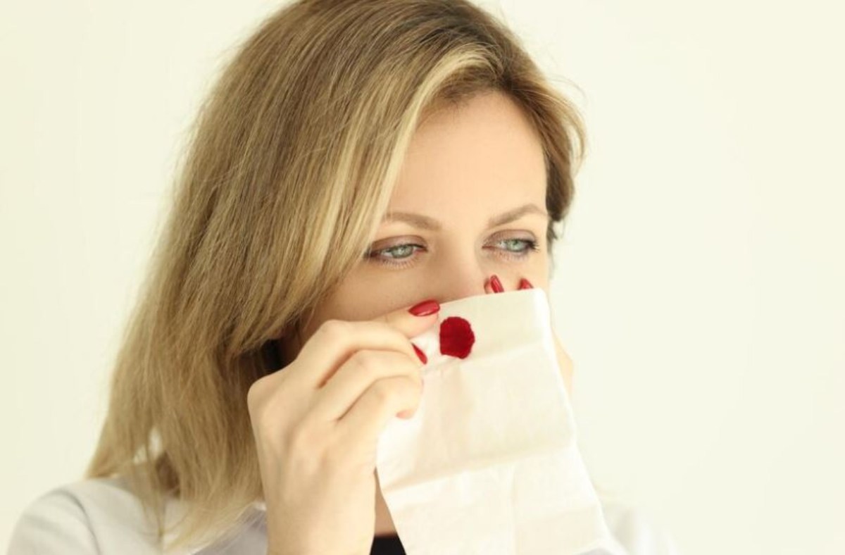 Come fermare il sangue dal naso, ecco alcuni consigli che possono
