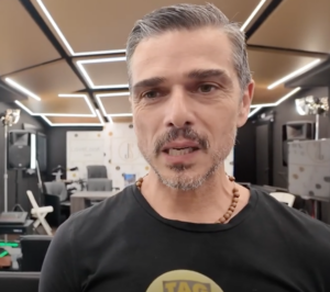 Massimiliano Varrese presenta il videoclip di Clap Clap: “Sono tornato a fare arte mentre altri sono morti di fama… Non farò Uomini e Donne” | VIDEO